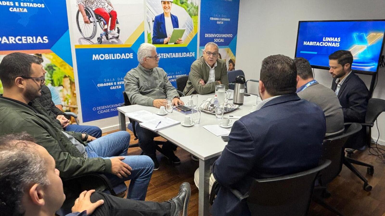 Prefeito Mario Costenaro e o secretário Ronald Drabik (Planejamento, Habitação, Urbanismo e Mobilidade) estiveram na Superintendência Regional Oeste (Crédito: Márcio Pimentel/Secom)