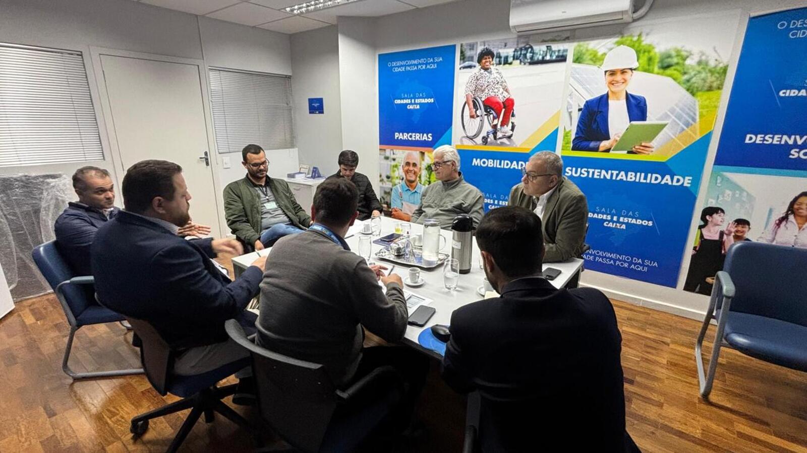 Prefeito Mario Costenaro e o secretário Ronald Drabik (Planejamento, Habitação, Urbanismo e Mobilidade) estiveram na Superintendência Regional Oeste (Crédito: Márcio Pimentel/Secom)