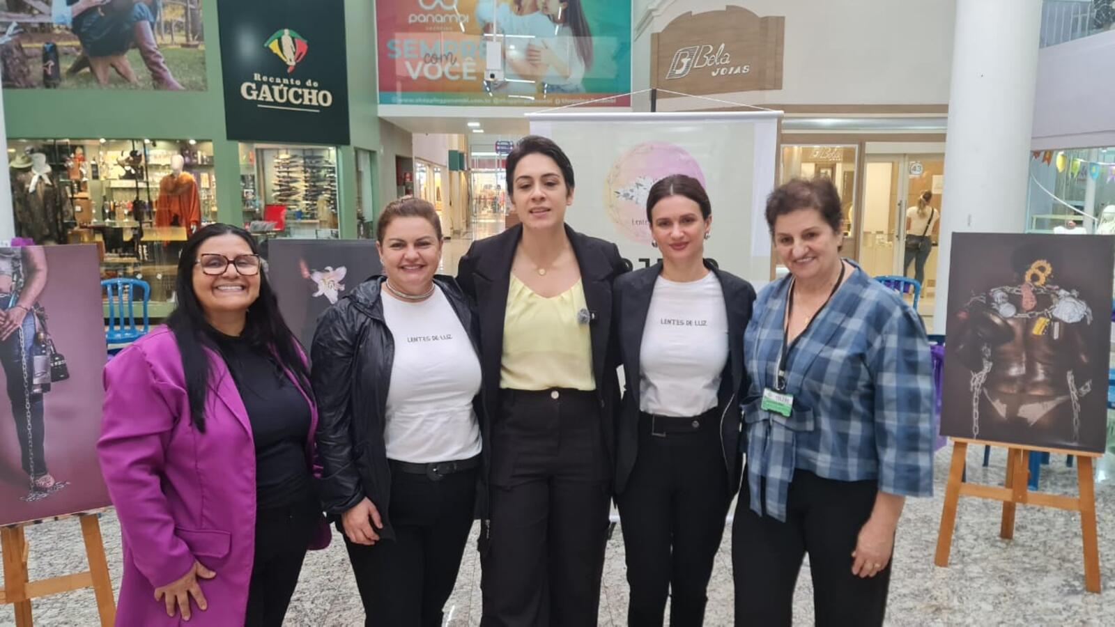 A mostra fotográfica ocupou o espaço central do Shopping Panambi, em Toledo, e promoveu um importante debate sobre as violências invisíveis