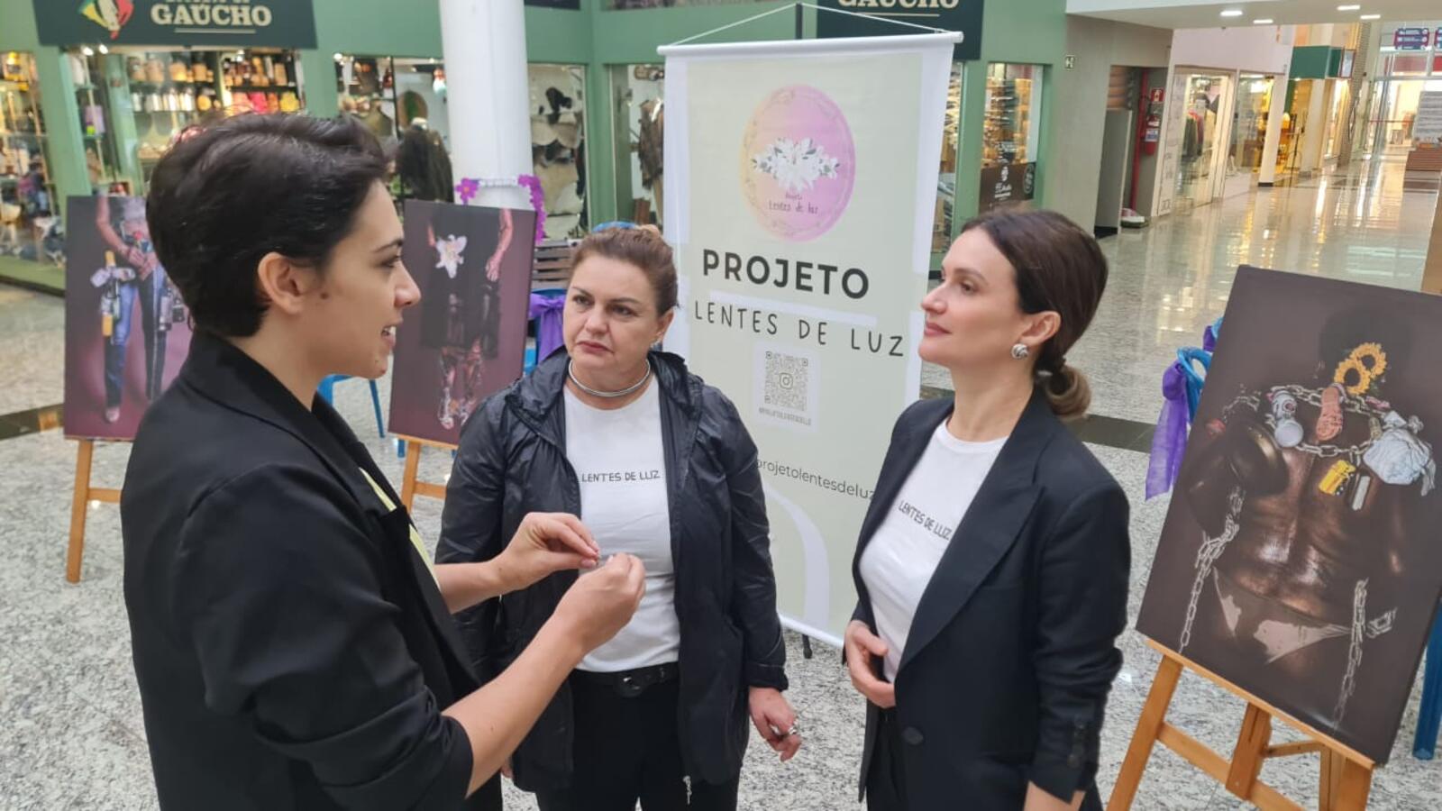 A mostra fotográfica ocupou o espaço central do Shopping Panambi, em Toledo, e promoveu um importante debate sobre as violências invisíveis