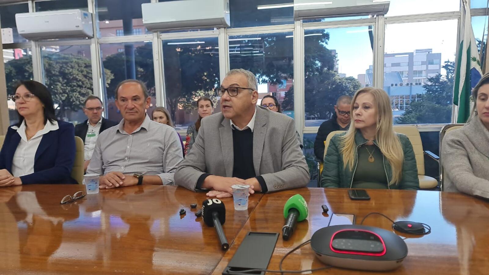 Em coletiva de Imprensa, prefeito Mario Costenaro e secretária de Saúde, Adriane Monteiro anunciam horário estendido de unidades e criação de Unidade Sentinela 