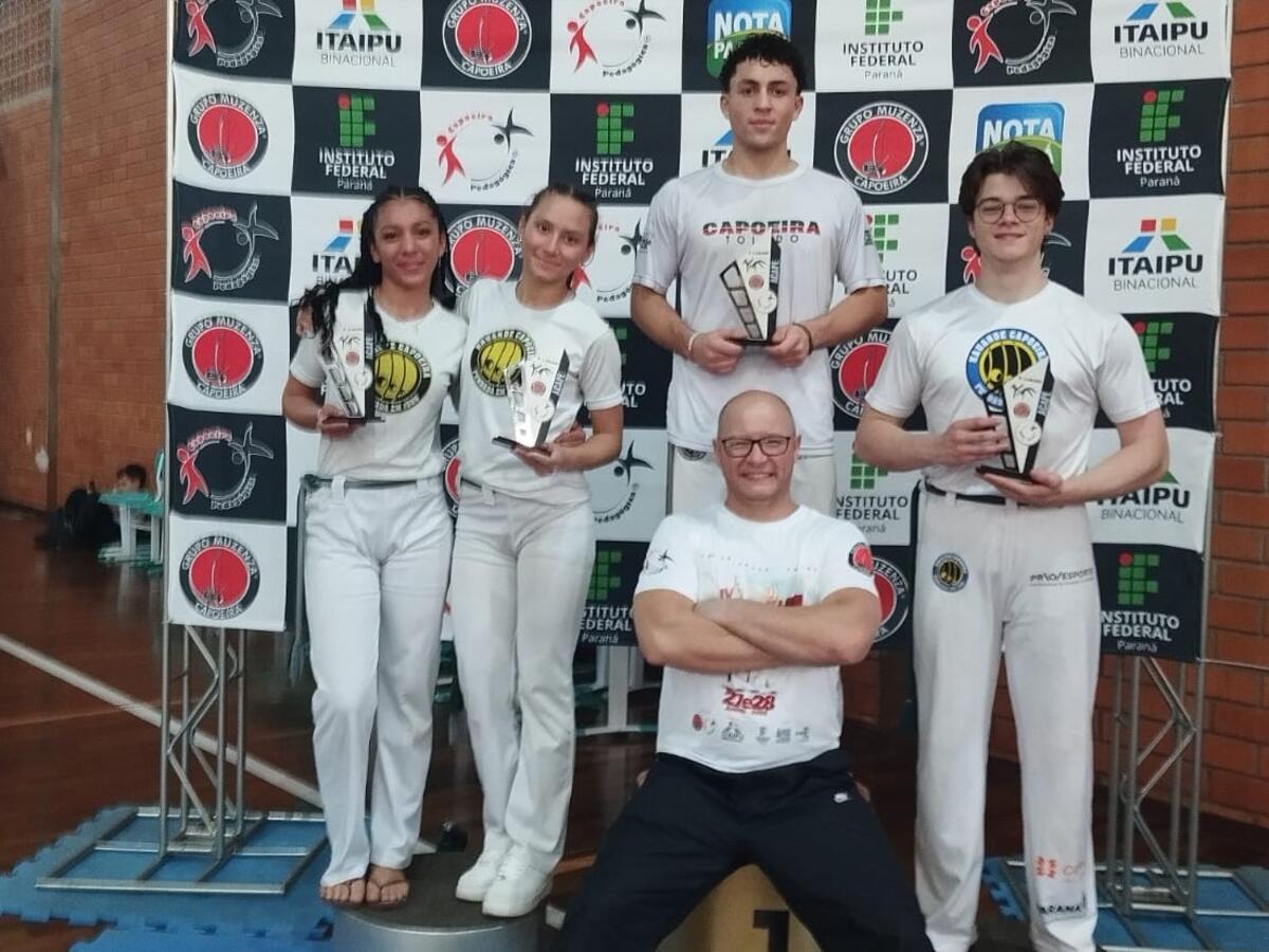 Jovens atletas de Toledo conquistaram cinco medalhas na 4ª Copa Oeste de Capoeira, em Foz do Iguaçu