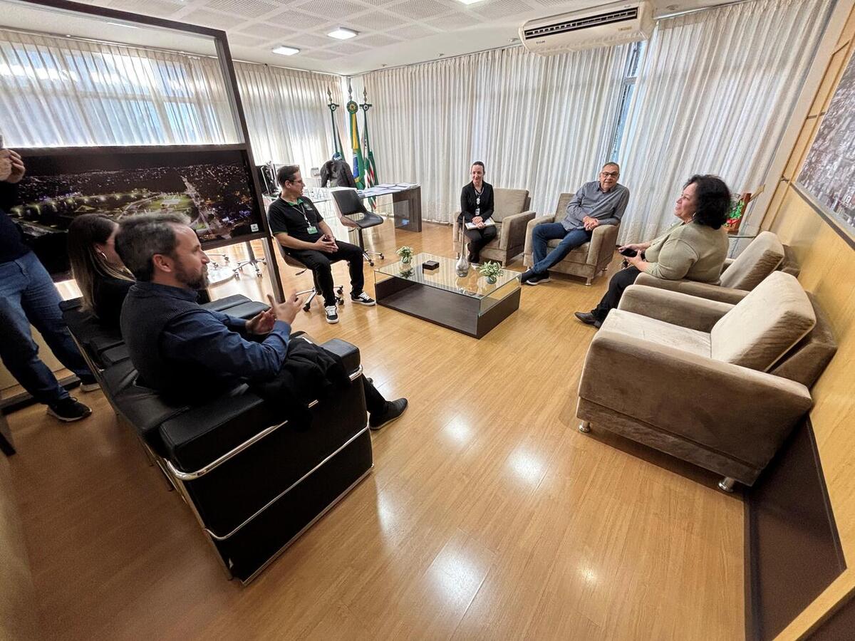 Reconhecimento foi feito por certificado entregue ao prefeito Mario Costenaro por representantes da Adetur - Riquezas do Oeste