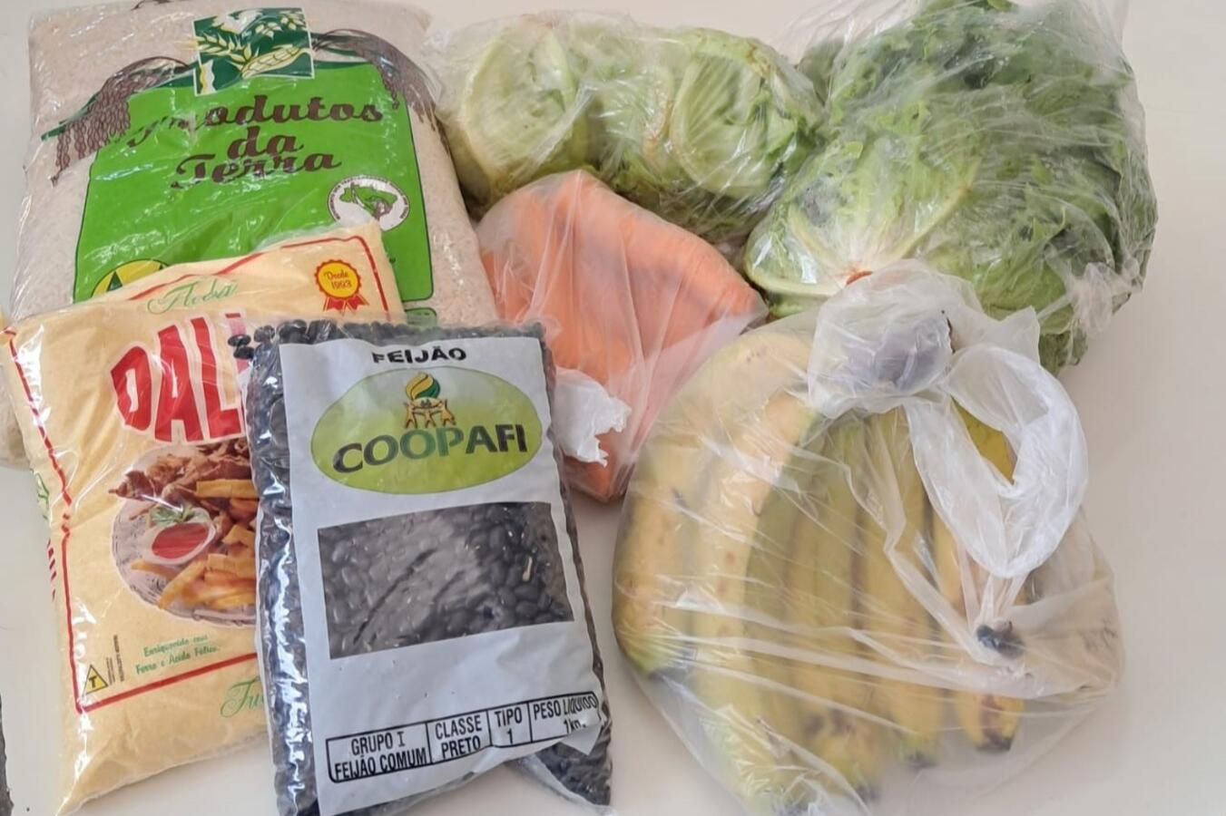 Na primeira ação, foram contempladas 274 famílias com arroz, feijão, fubá, verduras, legumes, frutas e suco