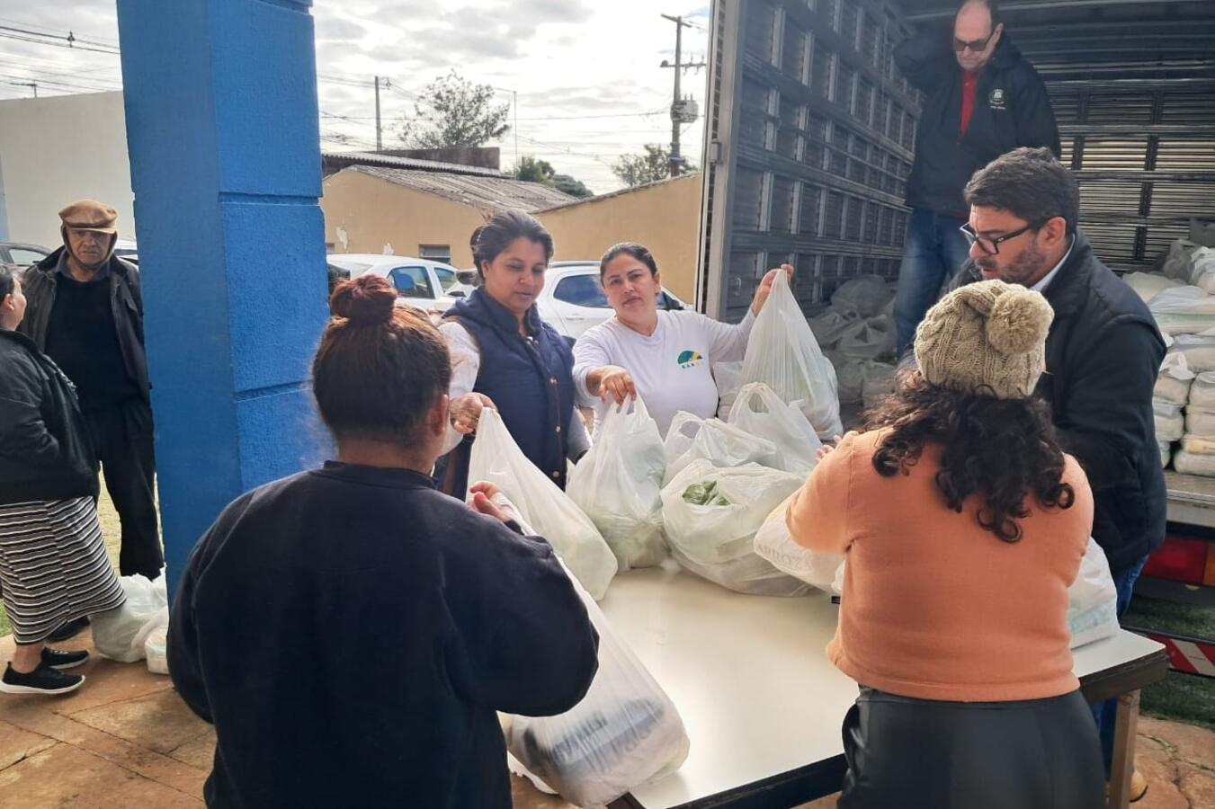 Na primeira ação, foram contempladas 274 famílias com arroz, feijão, fubá, verduras, legumes, frutas e suco