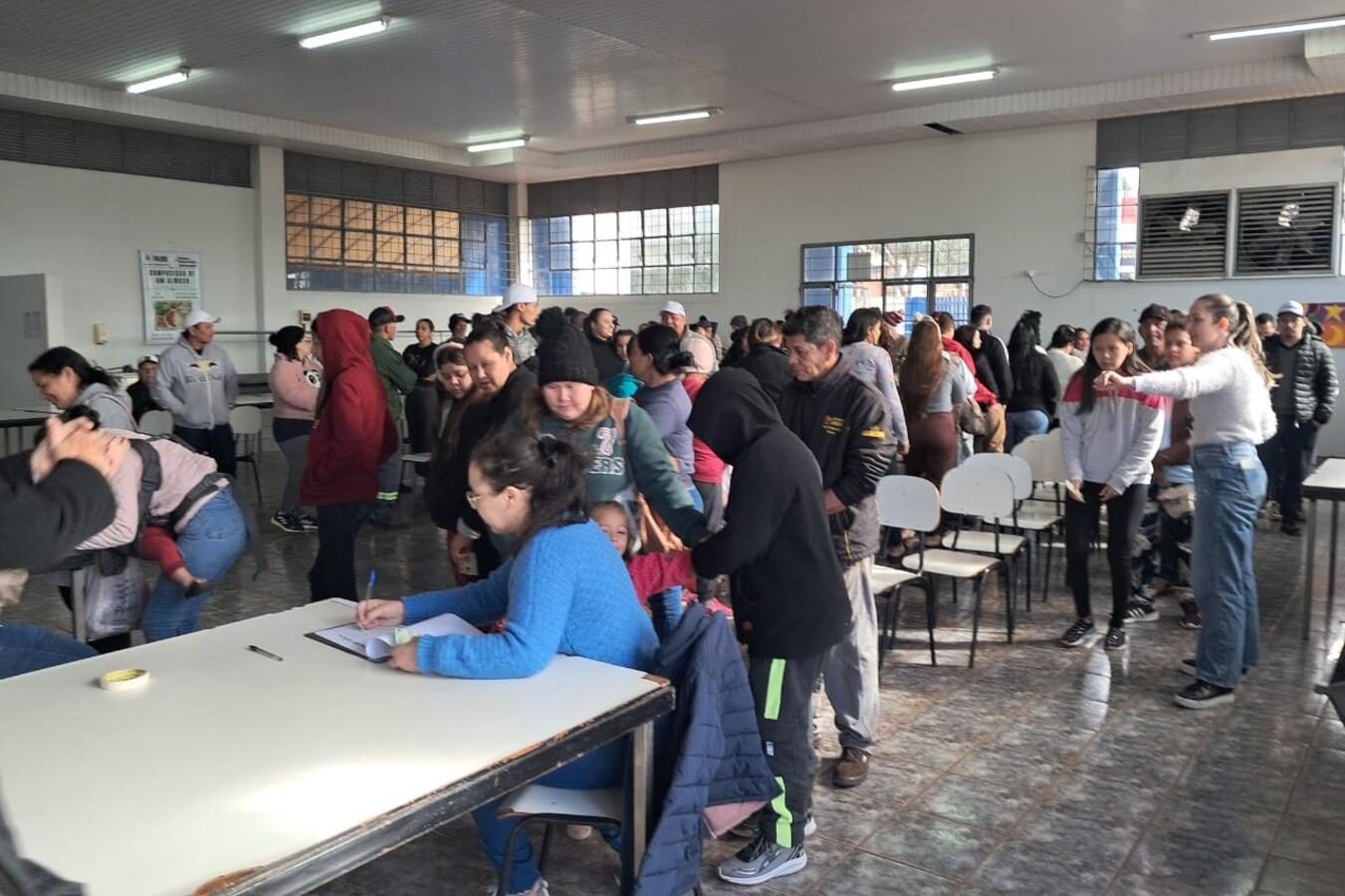Na primeira ação, foram contempladas 274 famílias com arroz, feijão, fubá, verduras, legumes, frutas e suco