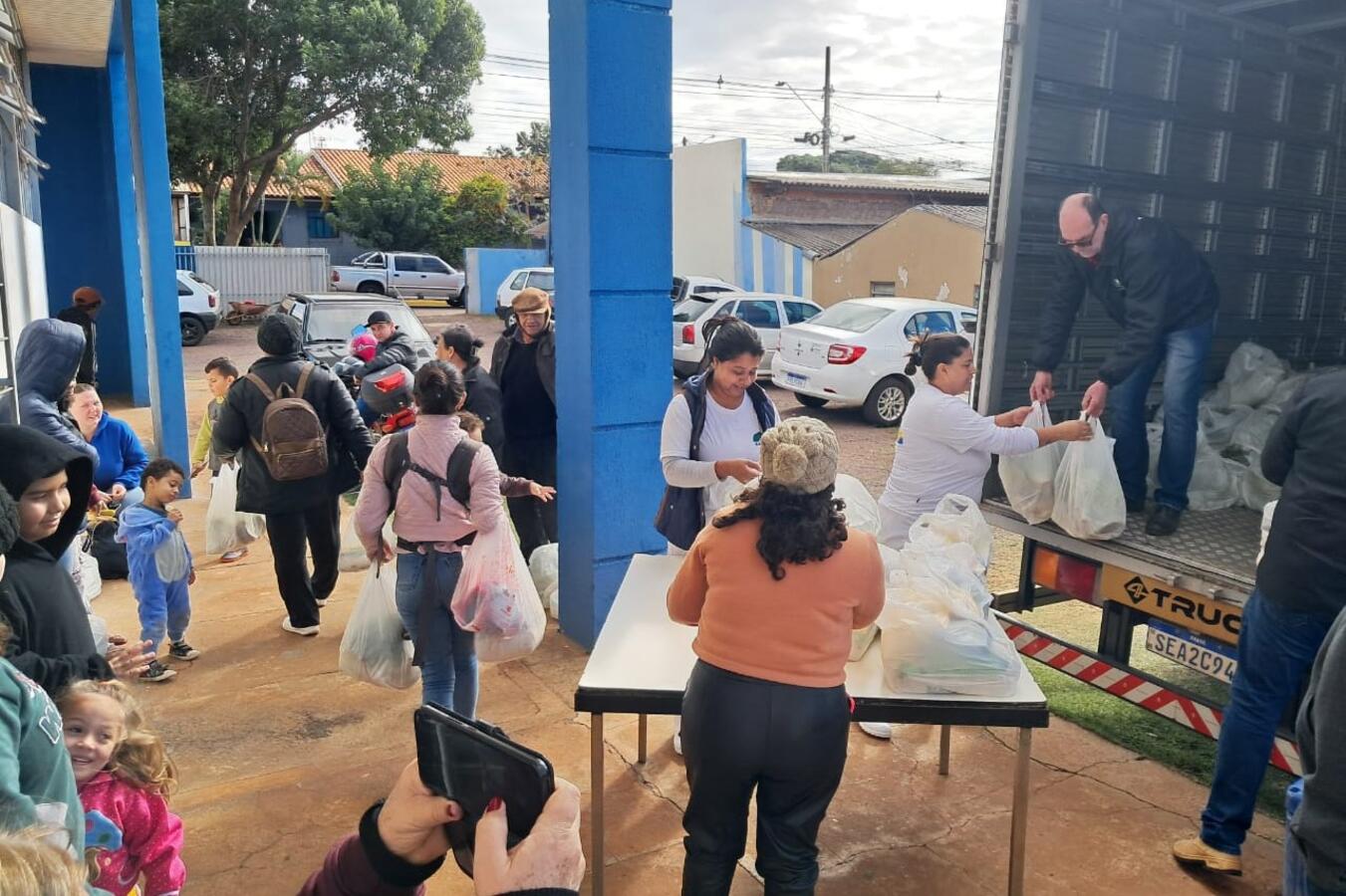 Na primeira ação, foram contempladas 274 famílias com arroz, feijão, fubá, verduras, legumes, frutas e suco