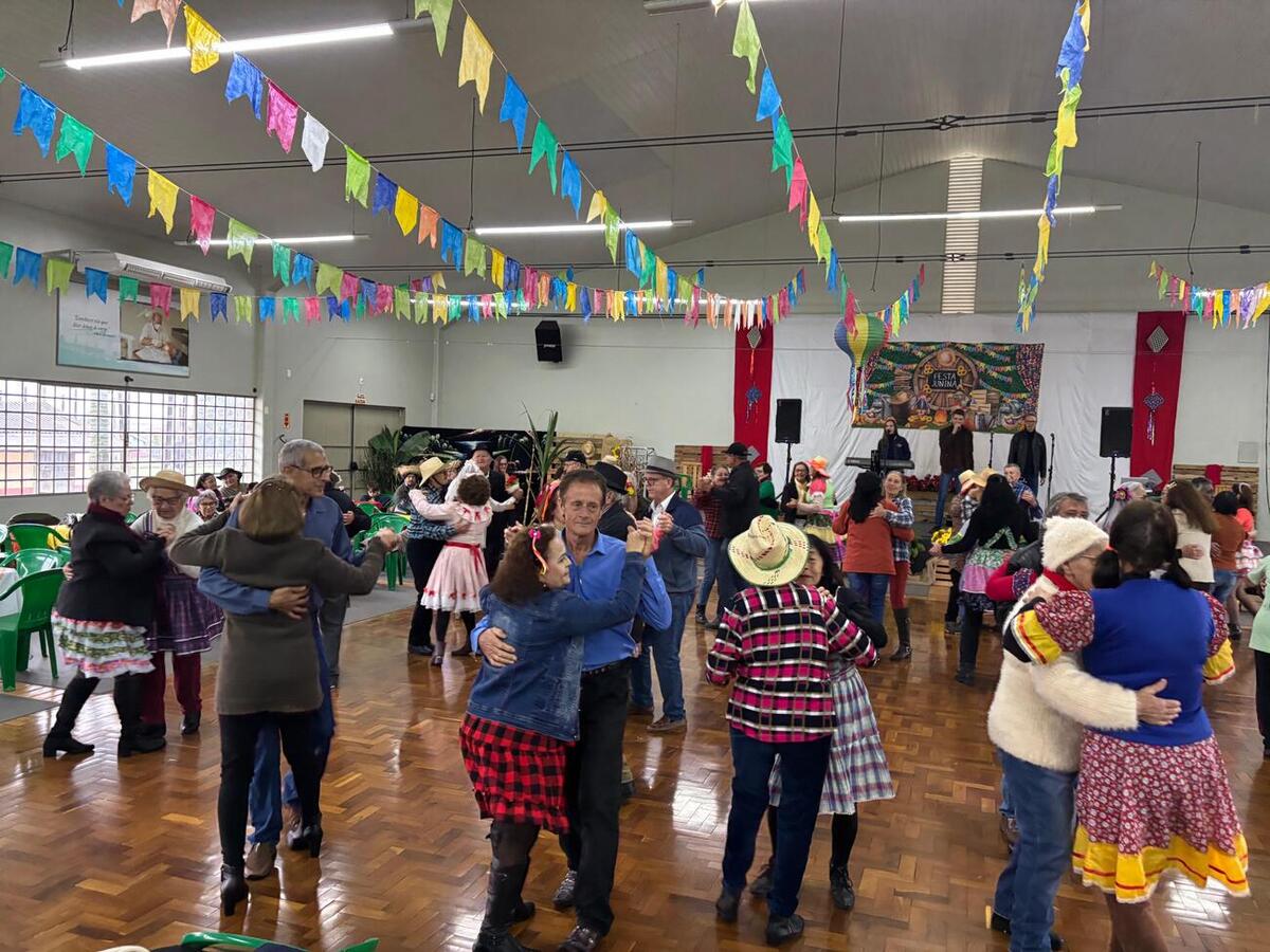 Evento celebrou a tradição junina com apresentações, comidas típicas e fortalecimento de vínculos comunitários