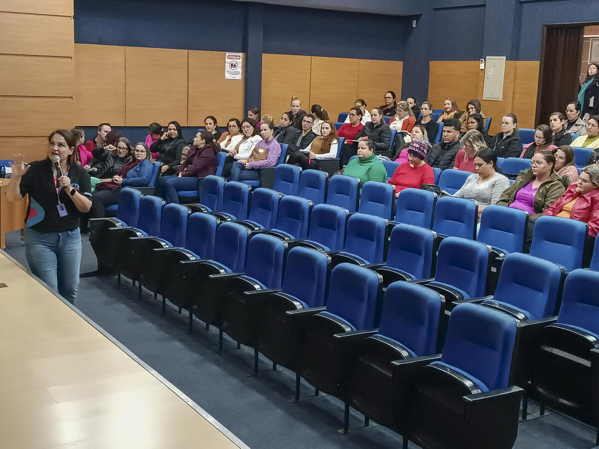 Consultora da FTD orienta sobre estratégias pedagógicas lúdicas com o material do Sistema de Ensino (SIM) para educadores dos Cmei’s