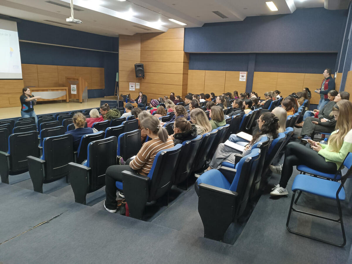 Consultora da FTD orienta sobre estratégias pedagógicas lúdicas com o material do Sistema de Ensino (SIM) para educadores dos Cmei’s