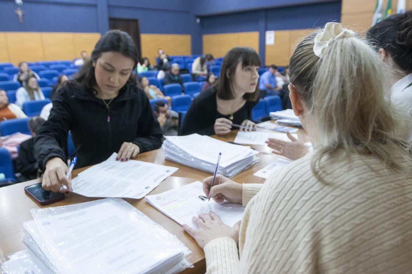 Nesta terça-feira (17) a Prefeitura de Toledo realizou a posse de 47 novos servidores para o município, sendo que 22 foram professores, chegando a marca de 385 profissionais contratados
