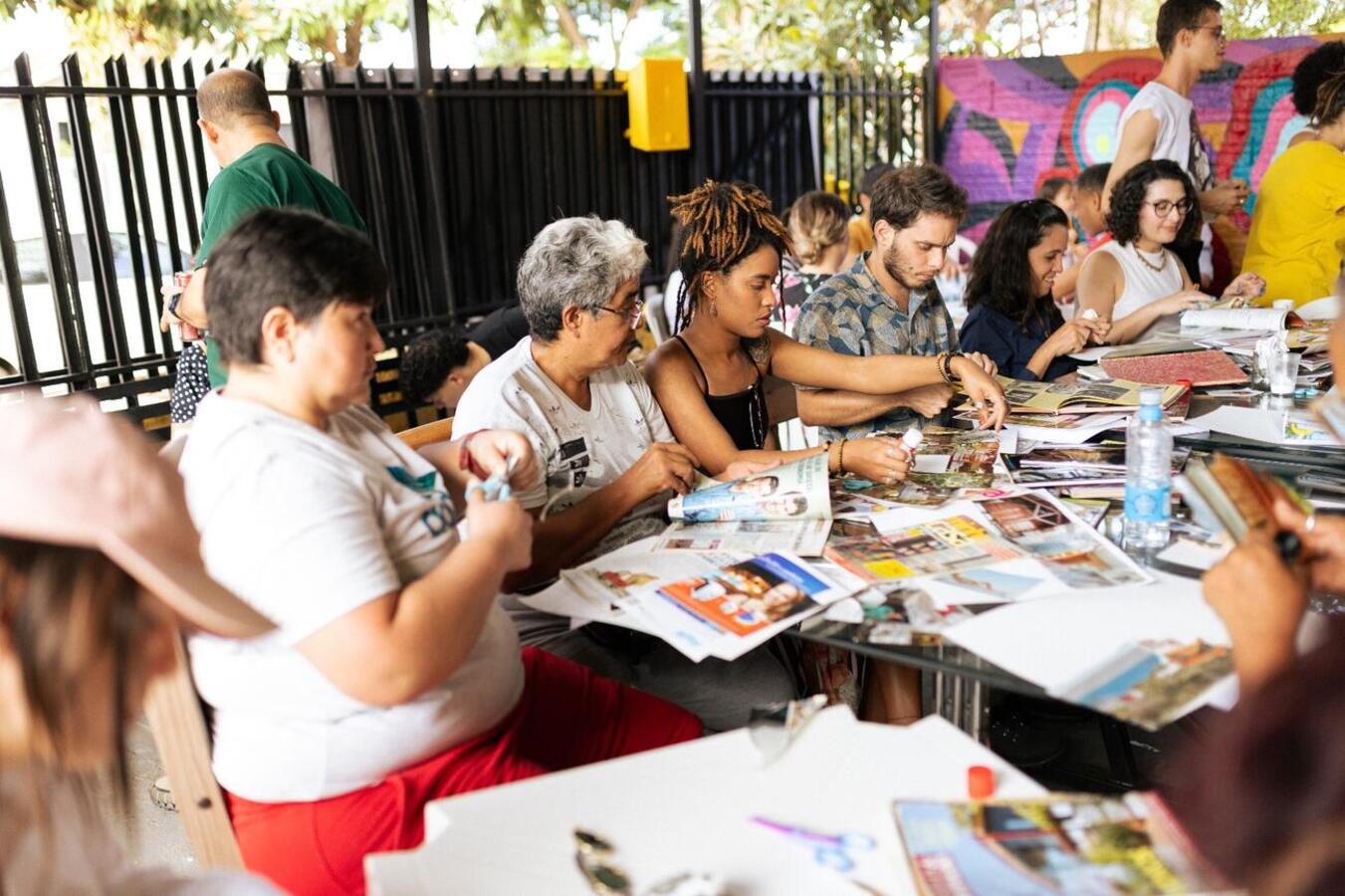 Papel, cola, e tesoura conduzem a oficina de colagem "Do Não Lugar ao Lar", que acontece em junho durante a III Semana do Migrante em Toledo.