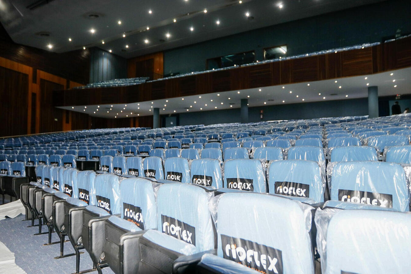 Primeira etapa da reforma será aberta ao público em 3 de julho (quinta); poltronas e carpetes novos já estão instalados, e serviços se concentram agora no telhado
