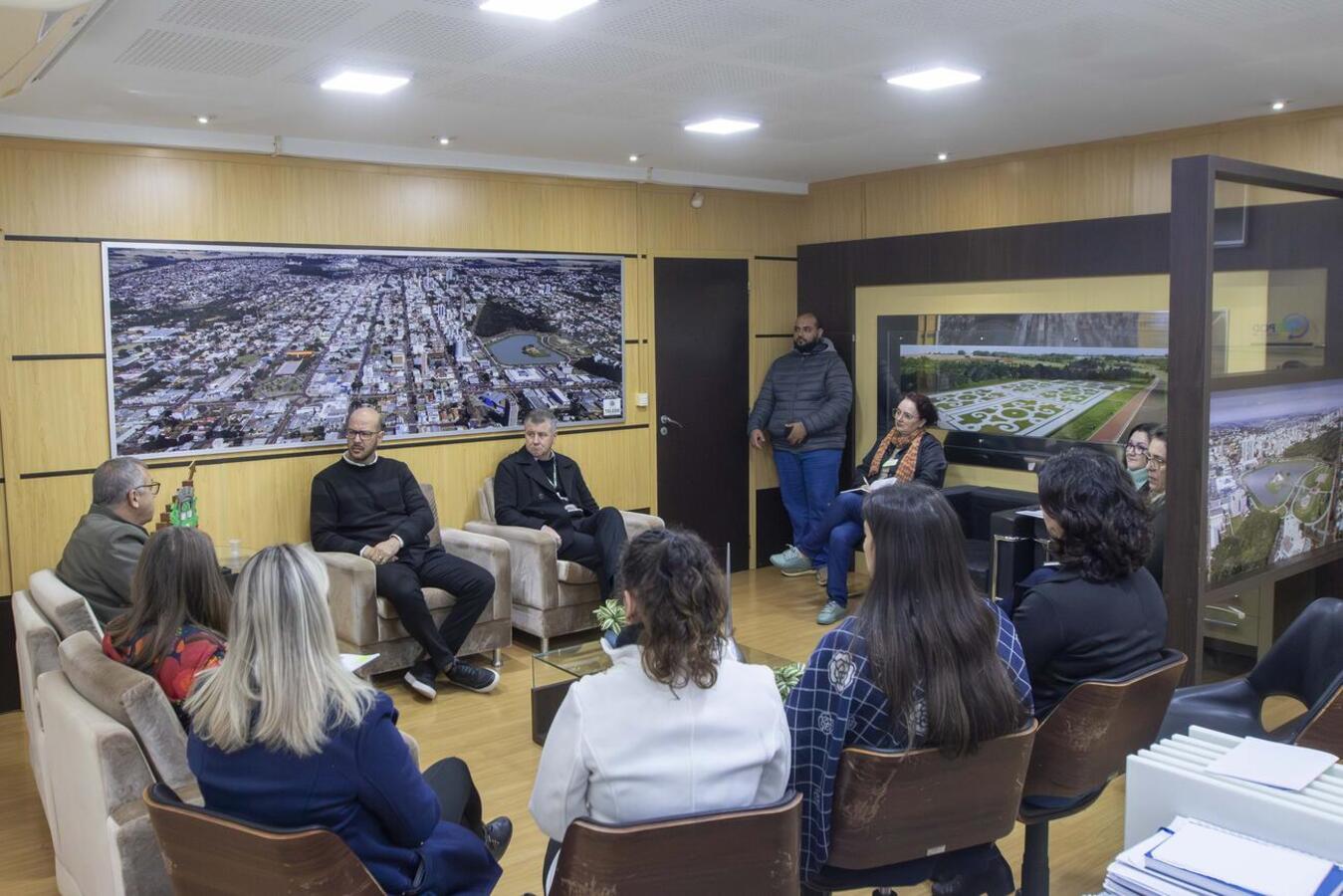 Em encontro no Gabinete do Prefeito, na manhã desta segunda (30), técnicos da pasta detalham funcionamento do CMETOO para presidente e gerente da entidade