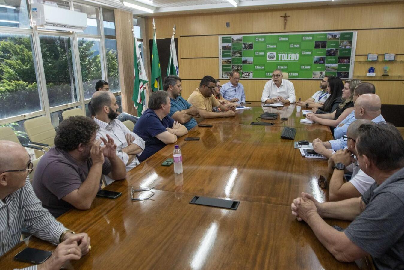 Mudanças no crédito do Vale-Alimentação e confirmação do pagamento do 13º salário foram anunciadas pelo Executivo