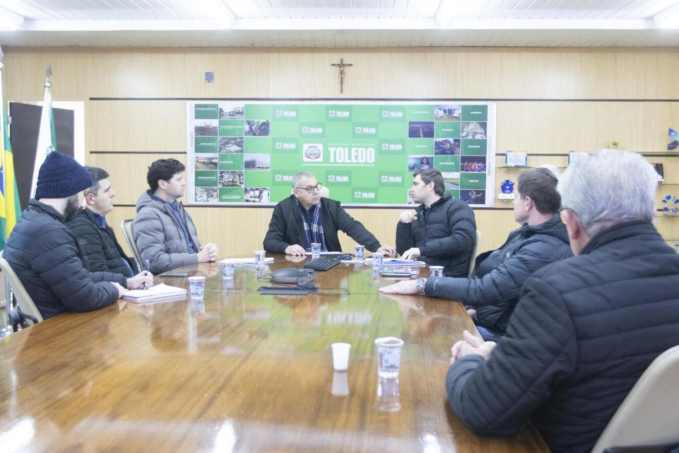 Documento foi entregue pelo Sindicato da Indústria da Construção Civil do Oeste do Paraná na manhã desta terça (24), na Sala de Reuniões do Gabinete do Prefeito