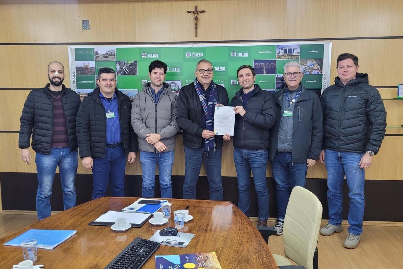 Documento foi entregue pelo Sindicato da Indústria da Construção Civil do Oeste do Paraná na manhã desta terça (24), na Sala de Reuniões do Gabinete do Prefeito