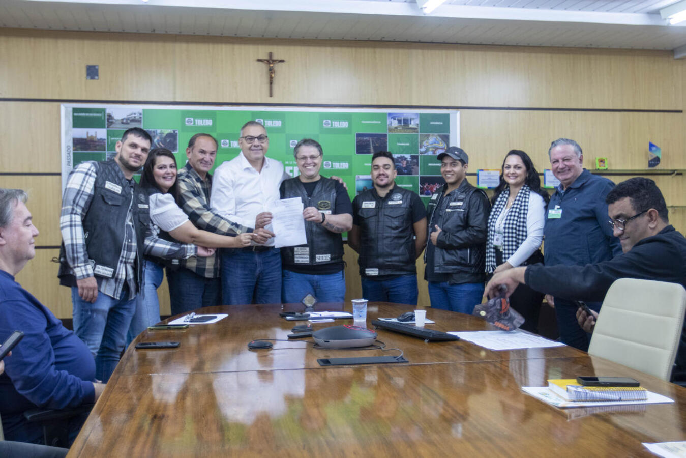 Ato na manhã desta quarta (4), na Sala de Reuniões do Gabinete do Prefeito, torna válidos projetos que beneficiam Veteran Car Club de Toledo e Maisons Moto Club