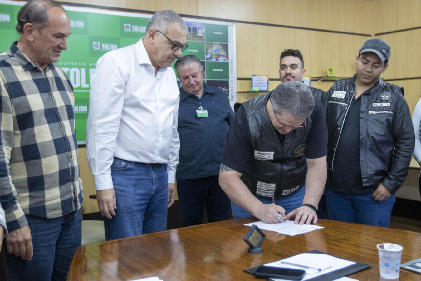 Ato na manhã desta quarta (4), na Sala de Reuniões do Gabinete do Prefeito, torna válidos projetos que beneficiam Veteran Car Club de Toledo e Maisons Moto Club