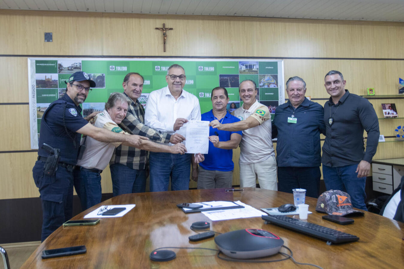 Ato na manhã desta quarta (4), na Sala de Reuniões do Gabinete do Prefeito, torna válidos projetos que beneficiam Veteran Car Club de Toledo e Maisons Moto Club