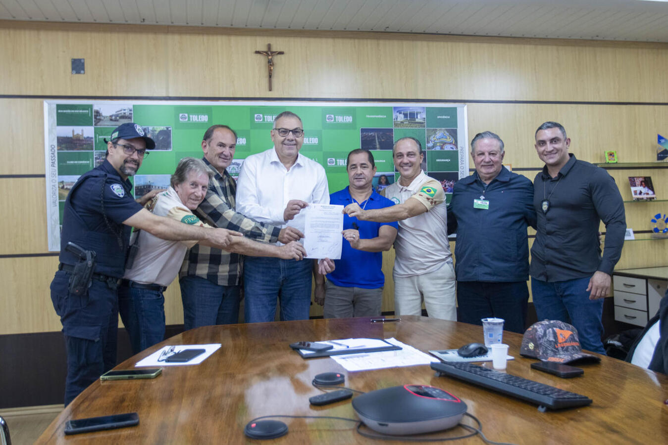 Ato na manhã desta quarta (4), na Sala de Reuniões do Gabinete do Prefeito, torna válidos projetos que beneficiam Veteran Car Club de Toledo e Maisons Moto Club