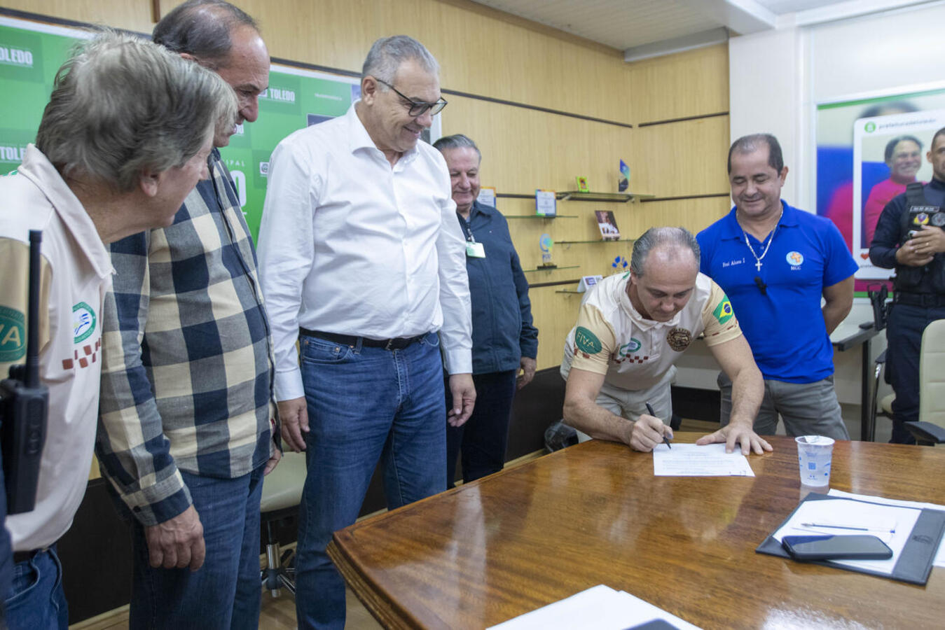 Ato na manhã desta quarta (4), na Sala de Reuniões do Gabinete do Prefeito, torna válidos projetos que beneficiam Veteran Car Club de Toledo e Maisons Moto Club