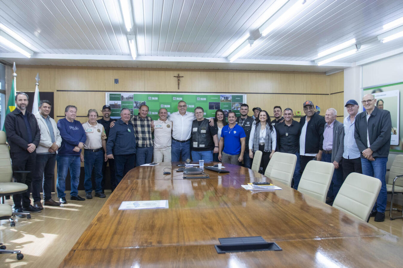Ato na manhã desta quarta (4), na Sala de Reuniões do Gabinete do Prefeito, torna válidos projetos que beneficiam Veteran Car Club de Toledo e Maisons Moto Club