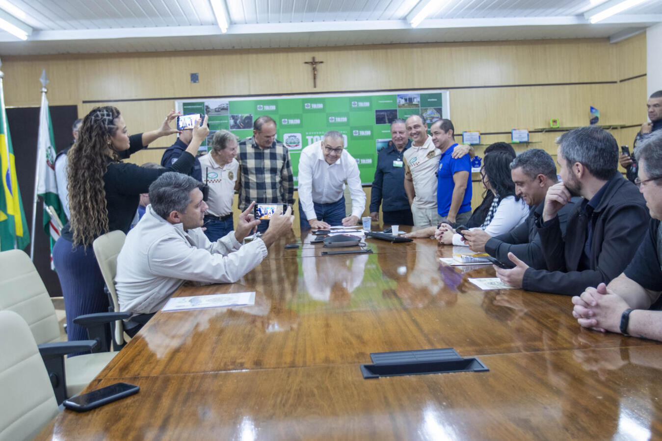 Ato na manhã desta quarta (4), na Sala de Reuniões do Gabinete do Prefeito, torna válidos projetos que beneficiam Veteran Car Club de Toledo e Maisons Moto Club