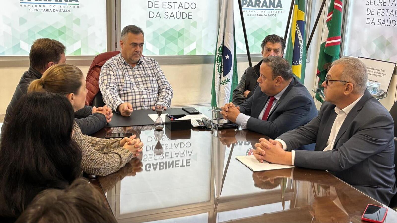 Reunião em Curitiba serviu para alinhar projeto de construção de um ambulatório de especialidades e uma maternidade de baixo risco (Crédito; Márcio Pimentel/Secom)