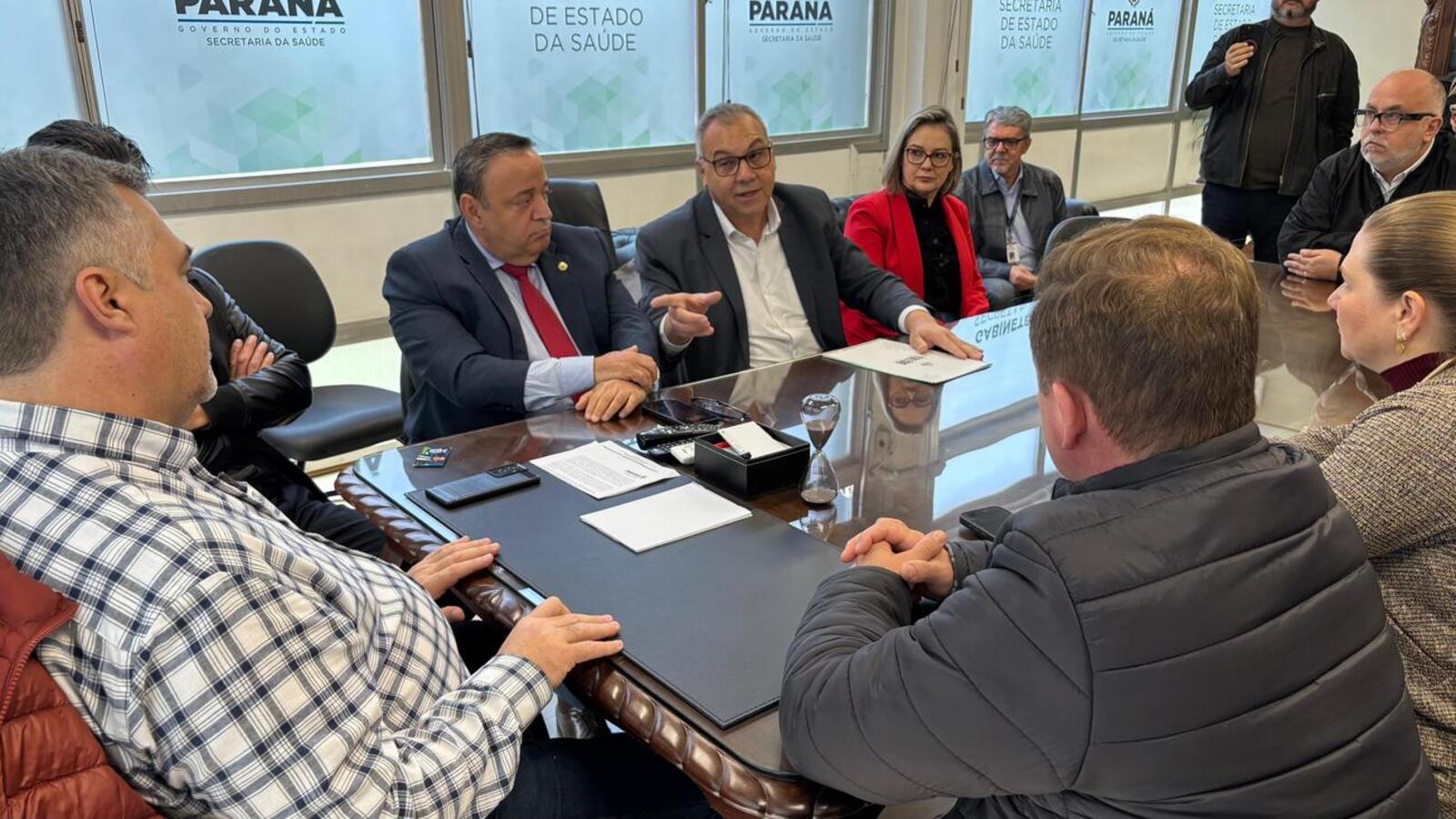 Reunião em Curitiba serviu para alinhar projeto de construção de um ambulatório de especialidades e uma maternidade de baixo risco (Crédito; Márcio Pimentel/Secom)