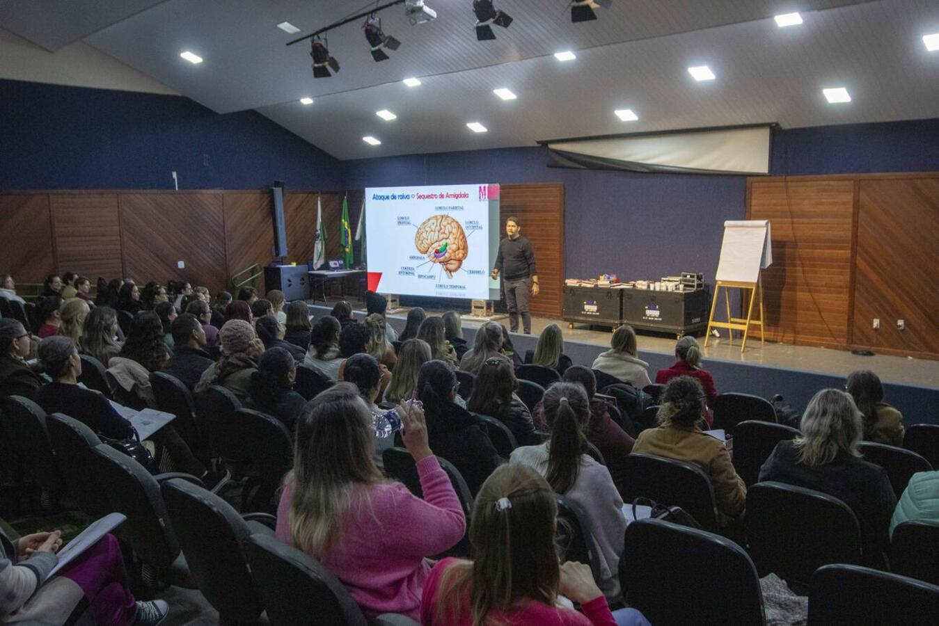 “Inteligência emocional e humanização” é temática de capacitação promovida pelas secretarias da Educação e Administração no anfiteatro do Ismael Sperafico