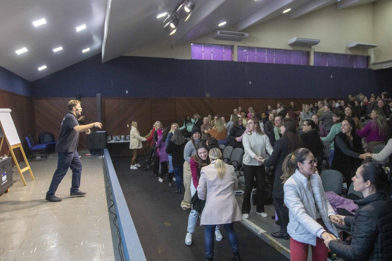 “Inteligência emocional e humanização” é temática de capacitação promovida pelas secretarias da Educação e Administração no anfiteatro do Ismael Sperafico