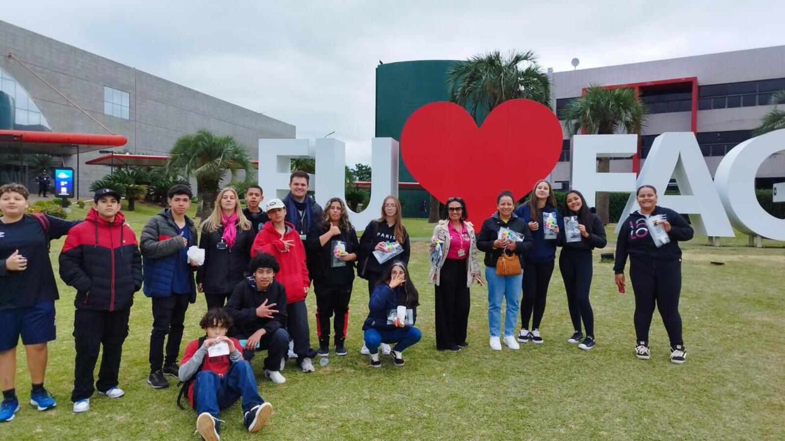 Na última semana, um grupo de jovens do programa Agentes de Cidadania dos Centros da Juventude, visitaram a instituição de ensino superior FAG, em Cascavel 