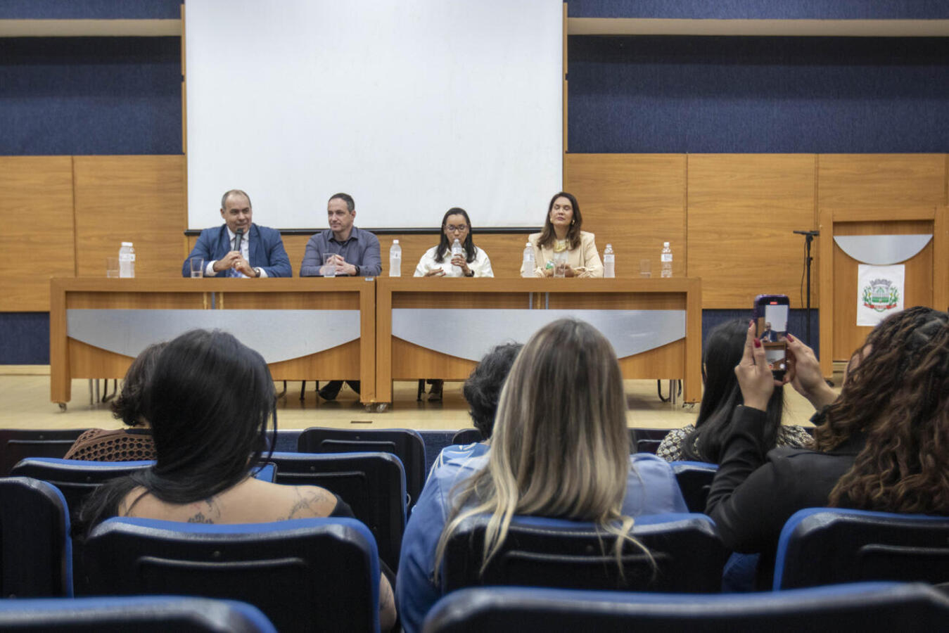 Coronel Dalton Perovano, da PMPR, falou sobre políticas públicas do Governo do Estado e conheceu ações locais de suporte a mulheres em situação de violência