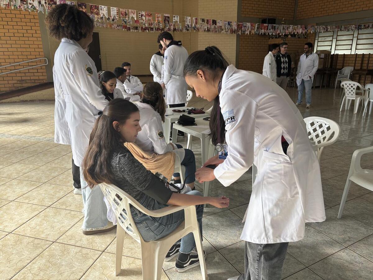 Ação de saúde contou com apoio da equipe eMulti, da UFPR, Unipar e Uningá