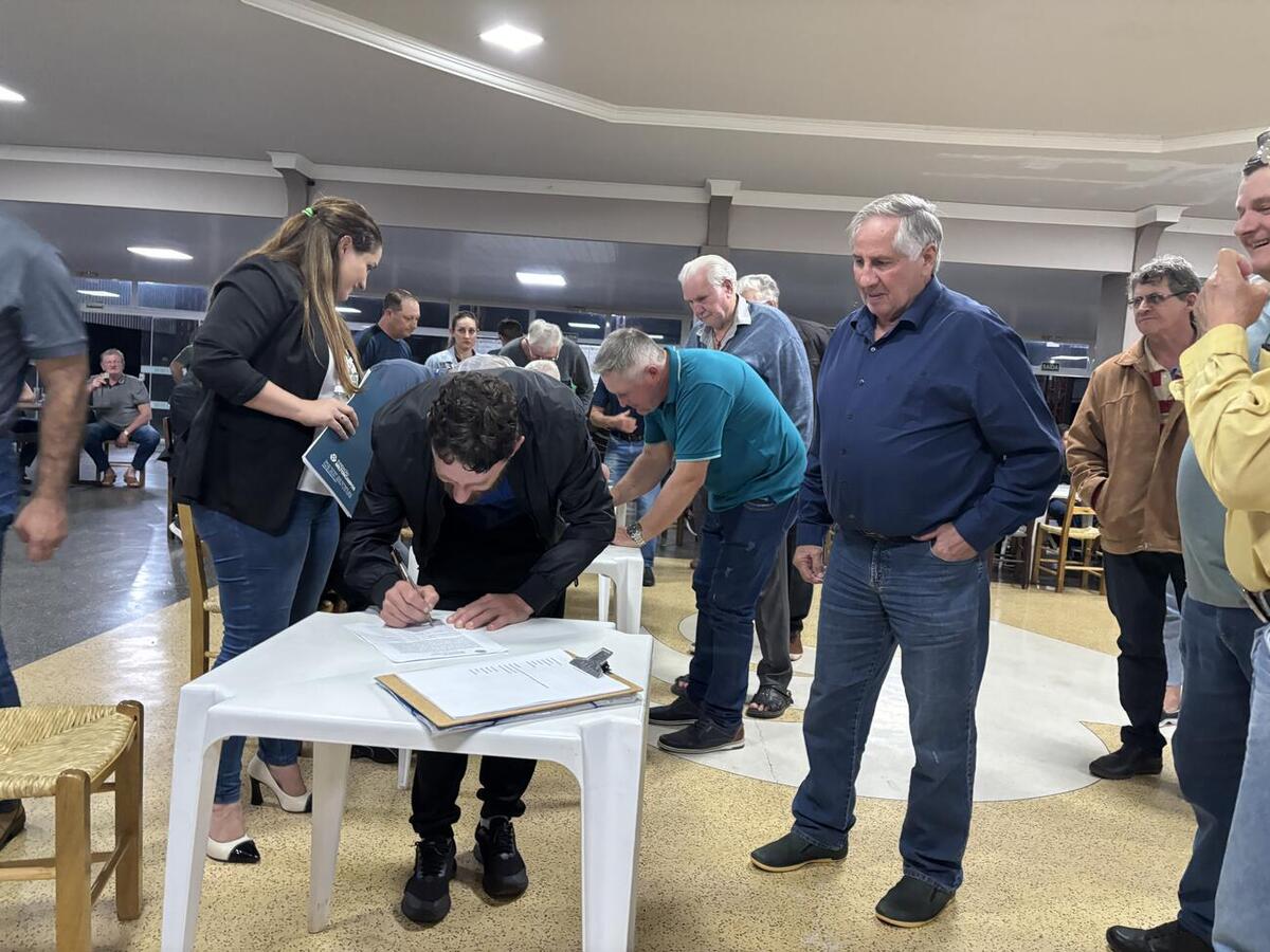 Em uma cerimônia realizada nesta terça (22), foram apresentados projetos de asfaltamento para quatro estradas rurais e uma lei de utilidade pública