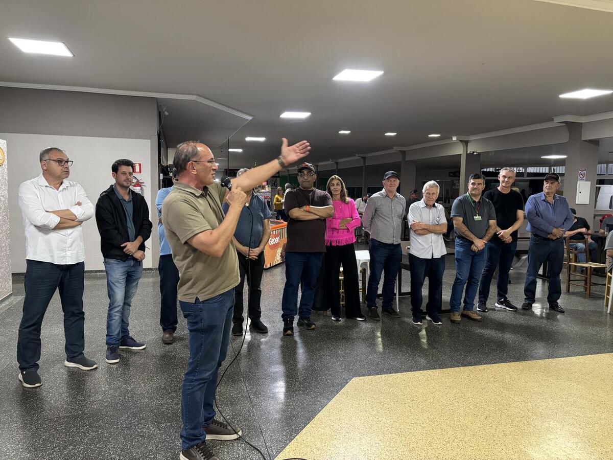 Em uma cerimônia realizada nesta terça (22), foram apresentados projetos de asfaltamento para quatro estradas rurais e uma lei de utilidade pública