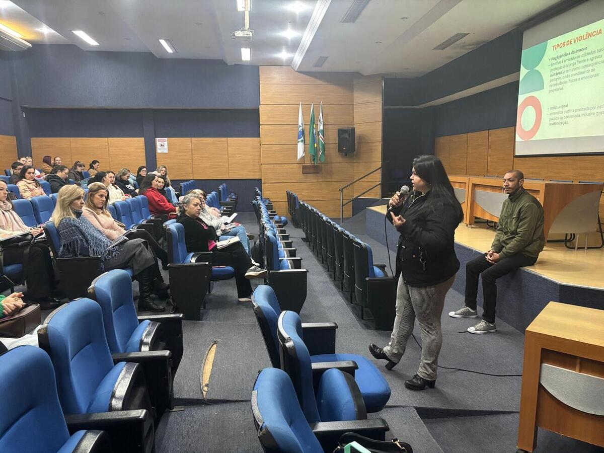 As secretarias da Educação e de Assistência Social realizaram uma capacitação com profissionais da educação a fim de ensinar quais os primeiros passos para identificar e  ajudar uma pessoa em situação de violência sexual