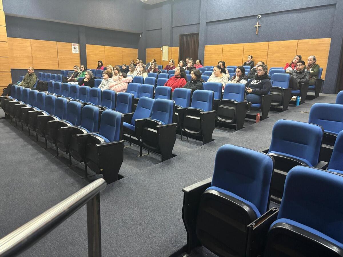 As secretarias da Educação e de Assistência Social realizaram uma capacitação com profissionais da educação a fim de ensinar quais os primeiros passos para identificar e  ajudar uma pessoa em situação de violência sexual
