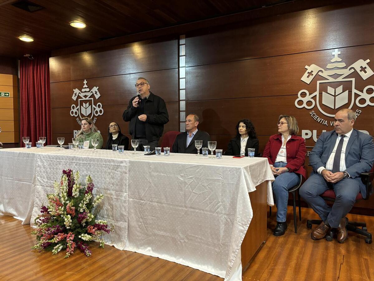 Foram debatidas propostas e eleitas delegadas para a Conferência Estadual, prevista para os dias 29, 30 e 31 de julho, em Foz do Iguaçu