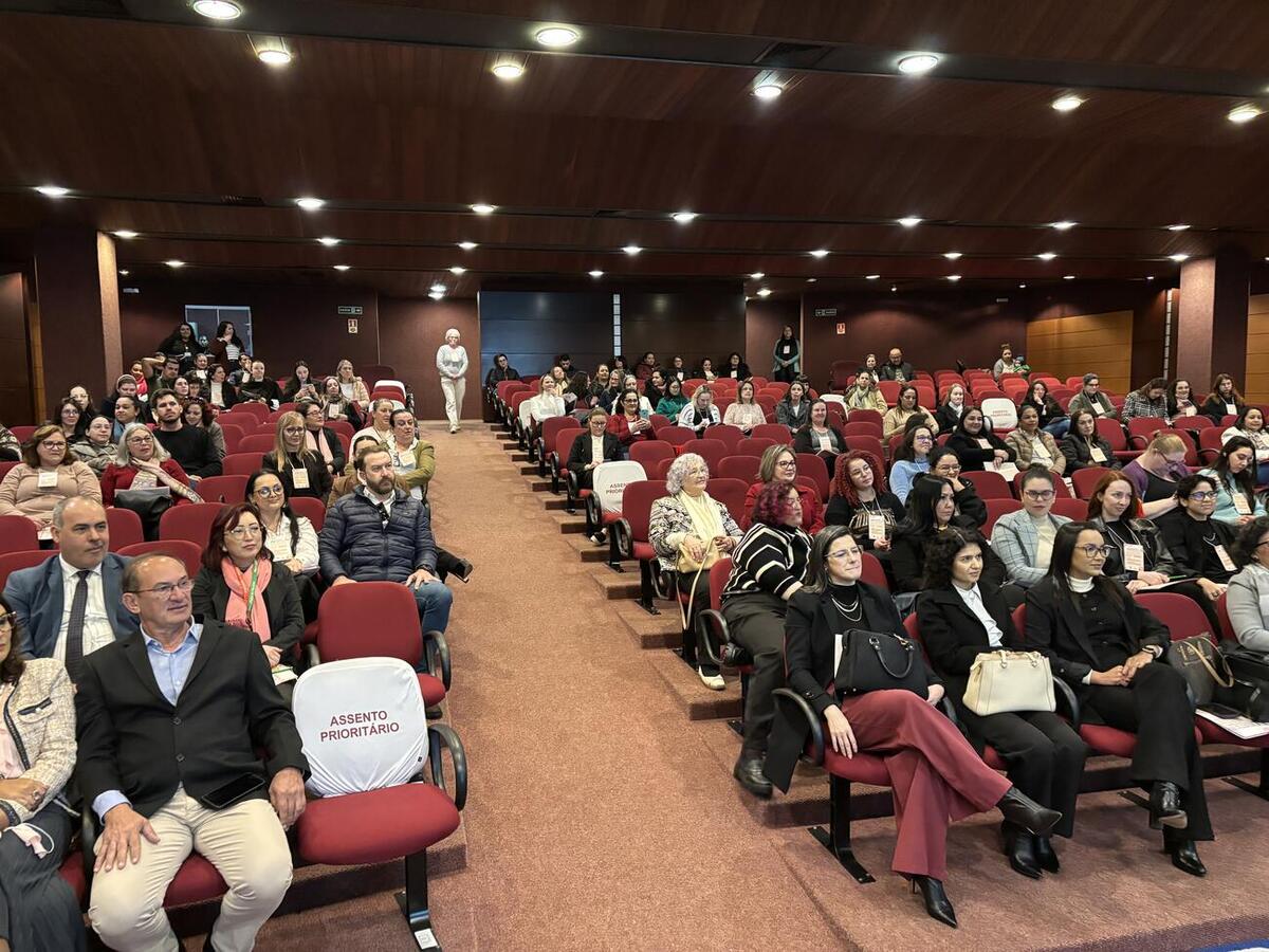 Foram debatidas propostas e eleitas delegadas para a Conferência Estadual, prevista para os dias 29, 30 e 31 de julho, em Foz do Iguaçu
