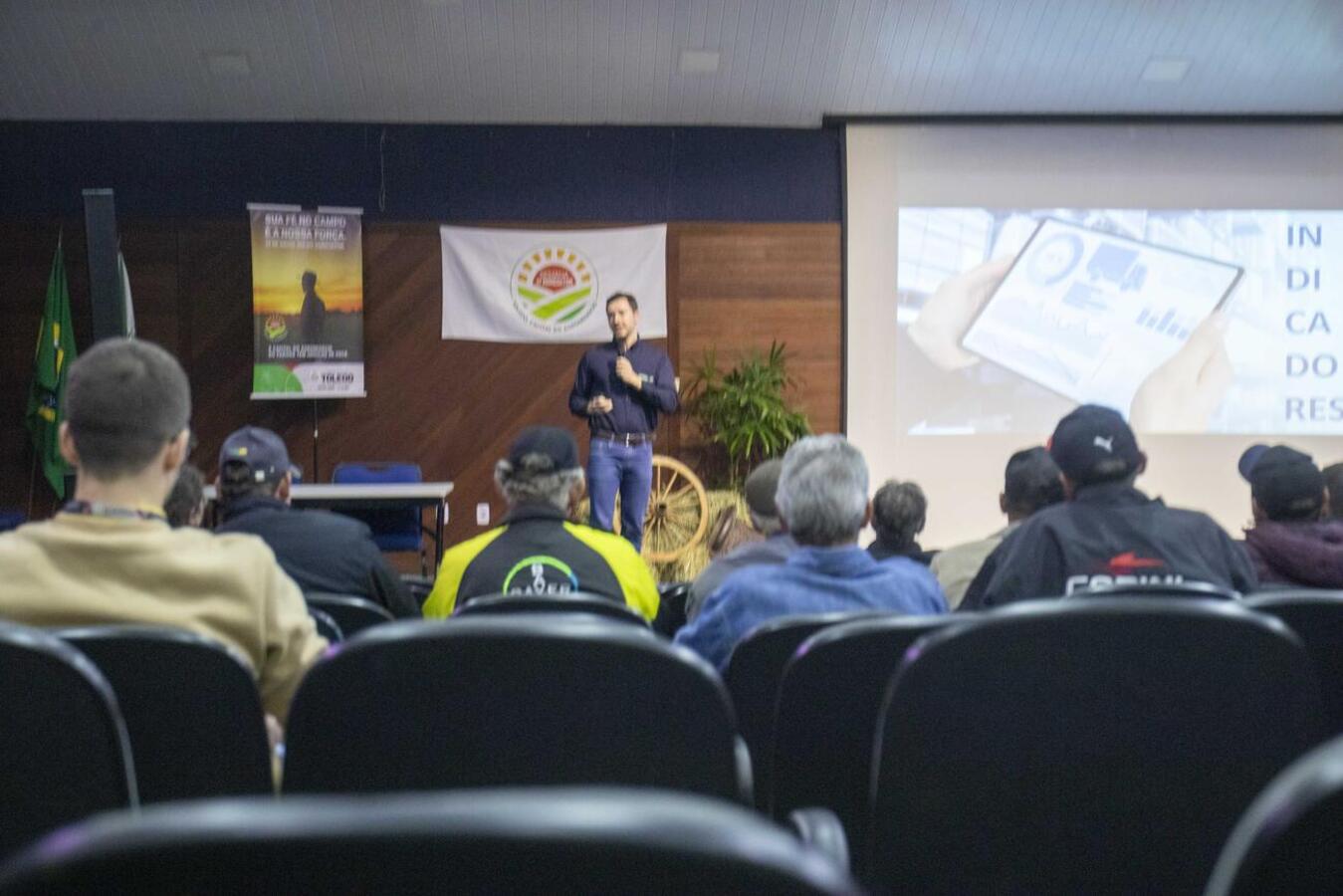Ação no Ismael Sperafico, na tarde desta segunda (28), contou com diagnóstico do leite, exposição de queijos premiados, corte de bolo e entrega de nitrogênio líquido