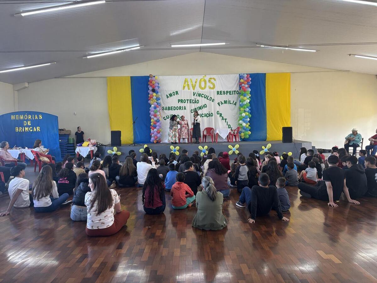 Homenagens, apresentações teatrais e atividades integraram, na tarde desta quinta (31), idosos e suas famílias no salão do Certi Doutor Wilson Carlos Kuhn