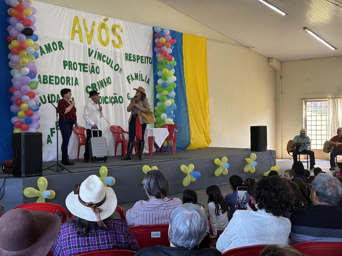 Homenagens, apresentações teatrais e atividades integraram, na tarde desta quinta (31), idosos e suas famílias no salão do Certi Doutor Wilson Carlos Kuhn
