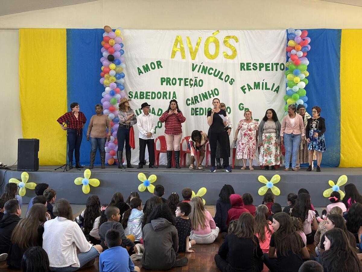 Homenagens, apresentações teatrais e atividades integraram, na tarde desta quinta (31), idosos e suas famílias no salão do Certi Doutor Wilson Carlos Kuhn
