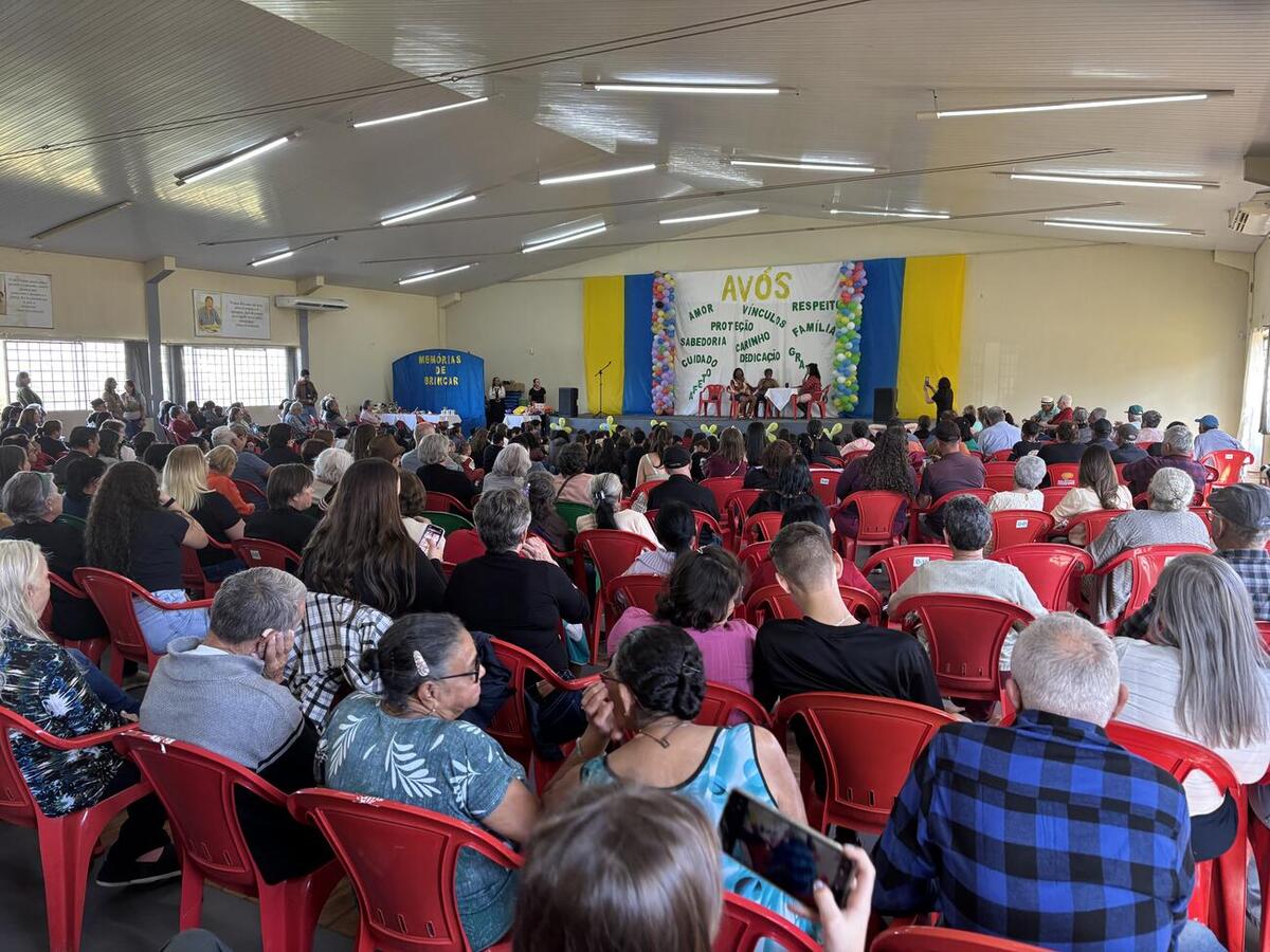 Homenagens, apresentações teatrais e atividades integraram, na tarde desta quinta (31), idosos e suas famílias no salão do Certi Doutor Wilson Carlos Kuhn