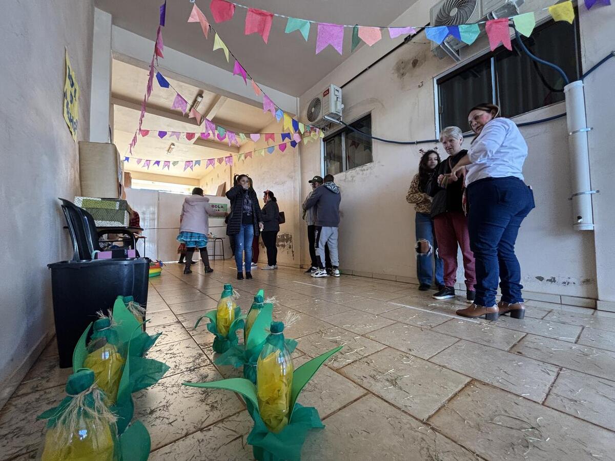 O Centro de Atenção Psicossocial (Caps) II, visando promover a integração social, realizou, na manhã desta sexta-feira (18), uma festa julina com os servidores e os pacientes. O evento foi organizado na sede da instituição e contou com diversas atividades, comidas, prêmios e interações, além da realização dos atendimentos aos pacientes. Brincadeiras como pescaria, bola na colher, argola na garrafa, maquiagem, acertar a bola na boca do palhaço e até mesmo uma quadrilha foram realizadas, os participantes, em 