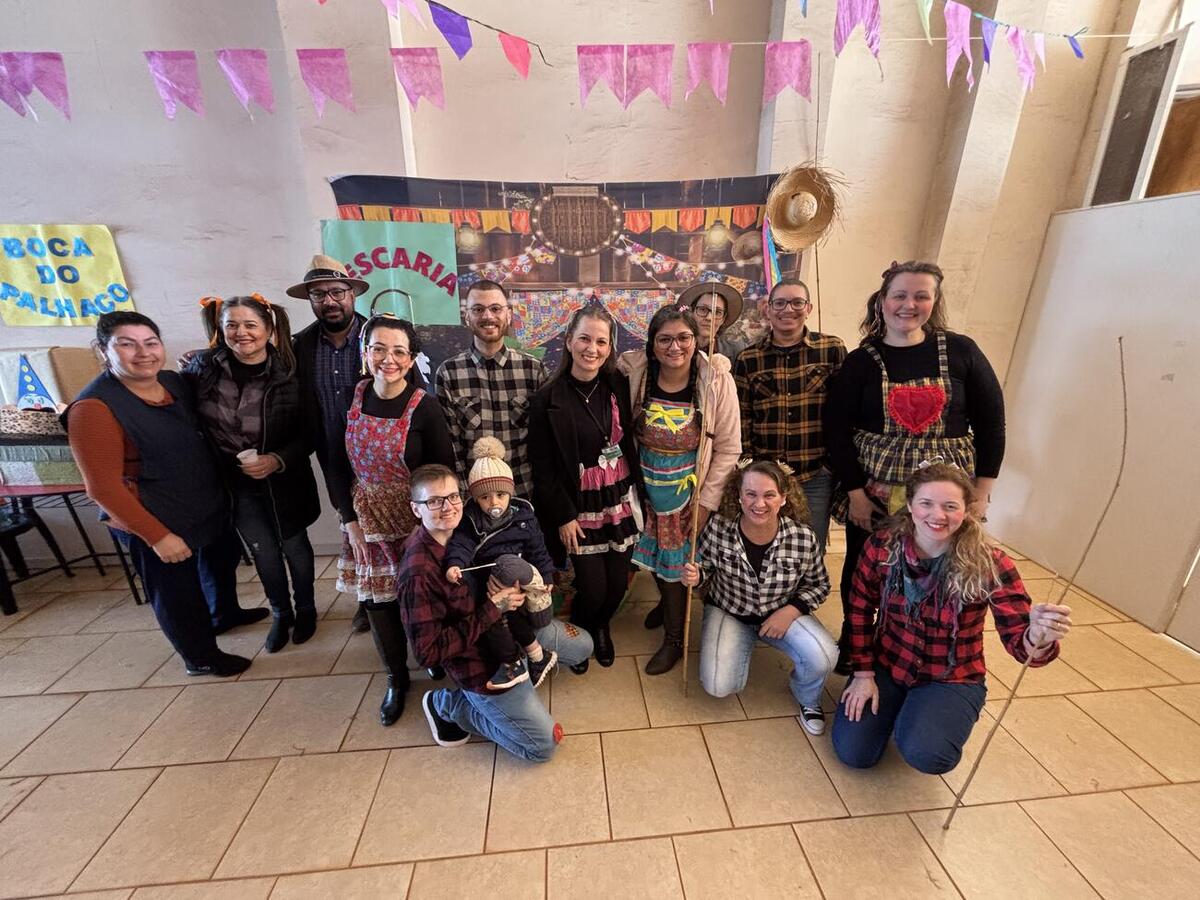 O Centro de Atenção Psicossocial (Caps) II, visando promover a integração social, realizou, na manhã desta sexta-feira (18), uma festa julina com os servidores e os pacientes. O evento foi organizado na sede da instituição e contou com diversas atividades, comidas, prêmios e interações, além da realização dos atendimentos aos pacientes. Brincadeiras como pescaria, bola na colher, argola na garrafa, maquiagem, acertar a bola na boca do palhaço e até mesmo uma quadrilha foram realizadas, os participantes, em 