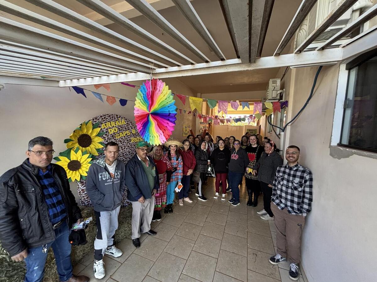 O Centro de Atenção Psicossocial (Caps) II, visando promover a integração social, realizou, na manhã desta sexta-feira (18), uma festa julina com os servidores e os pacientes. O evento foi organizado na sede da instituição e contou com diversas atividades, comidas, prêmios e interações, além da realização dos atendimentos aos pacientes. Brincadeiras como pescaria, bola na colher, argola na garrafa, maquiagem, acertar a bola na boca do palhaço e até mesmo uma quadrilha foram realizadas, os participantes, em 