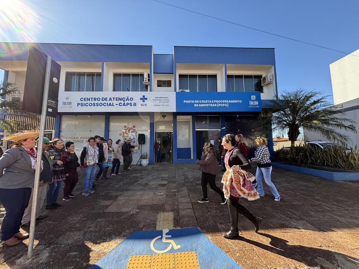 O Centro de Atenção Psicossocial (Caps) II, visando promover a integração social, realizou, na manhã desta sexta-feira (18), uma festa julina com os servidores e os pacientes. O evento foi organizado na sede da instituição e contou com diversas atividades, comidas, prêmios e interações, além da realização dos atendimentos aos pacientes. Brincadeiras como pescaria, bola na colher, argola na garrafa, maquiagem, acertar a bola na boca do palhaço e até mesmo uma quadrilha foram realizadas, os participantes, em 